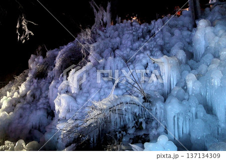 山にできた氷柱 山にできた氷柱 137134309