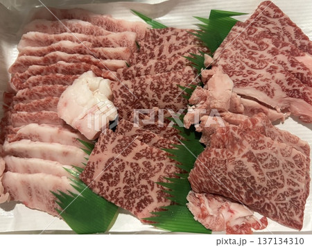 新鮮な牛肉 新鮮な牛肉 137134310