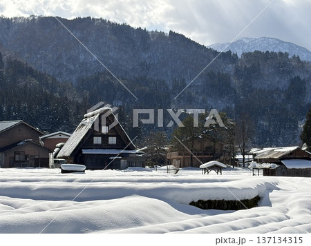 雪の積もった白川郷 137134315