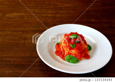 テーブル背景のトマトパスタ 137134343