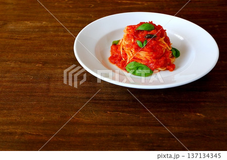テーブル背景のトマトパスタ テーブル背景のトマトパスタ 137134345