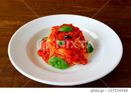 テーブル背景のトマトパスタ テーブル背景のトマトパスタ 137134348