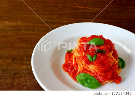 テーブル背景のトマトパスタ 137134349