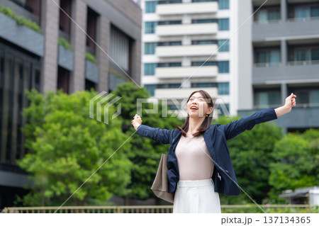 女性 ビジネス 女性 ビジネス 137134365
