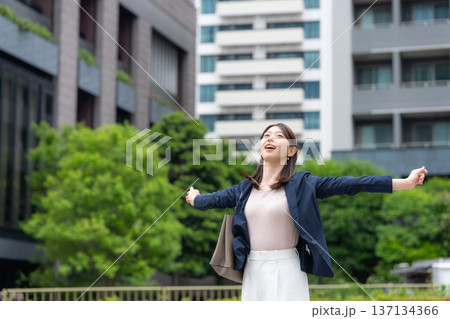 女性　ビジネス	 137134366