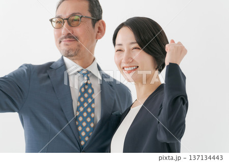 スーツを着てガッツポーズをする男女 スーツを着てガッツポーズをする男女 137134443