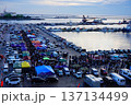 青森県八戸市 舘鼻岸壁朝市の風景より 137134499
