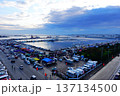 青森県八戸市 舘鼻岸壁朝市の風景より 137134500
