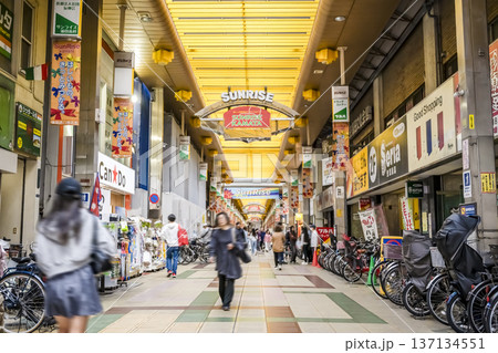 東京都大田区の都市風景　蒲田駅　サンライズショッピングモール 137134551