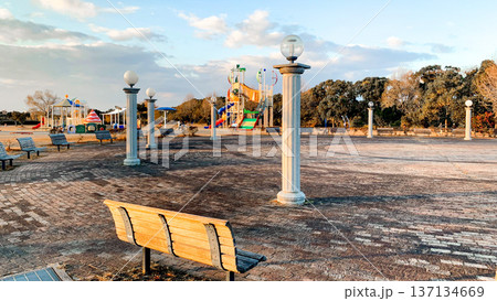 広々とした遊具がある米山公園 137134669