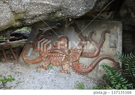 の野島岬灯台近くにある、頼朝の隠れ岩屋【千葉県・南房総市】 137135166