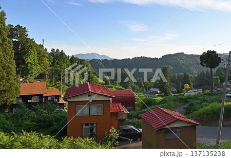 新潟県十日町市の里山に広がる懐かしい集落と遠くの連峰を望む風景 新潟県十日町市の里山に広がる懐かしい集落と遠くの連峰を望む風景 137135238