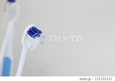 使い古した歯ブラシ 使い古した歯ブラシ 137135312