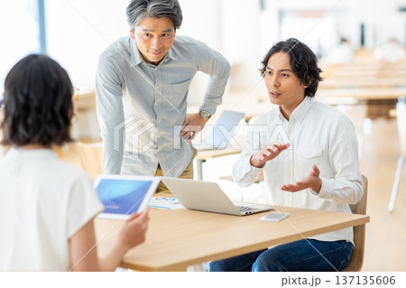 オフィスで働くチーム オフィスで働くチーム 137135606