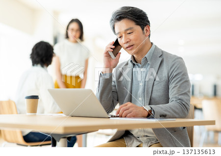 オフィスで働くビジネスマン 137135613