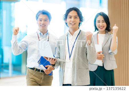 男女のビジネスパーソン 137135622