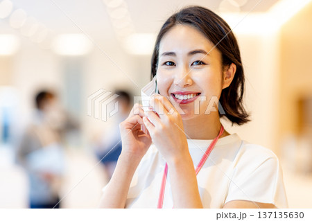 オフィスでマスクを着用している若い女性 137135630