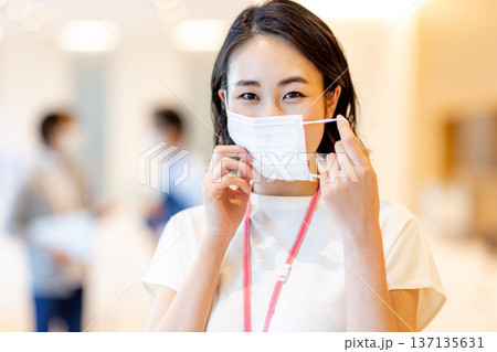 オフィスでマスクを着用している若い女性 137135631