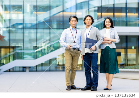 3人のビジネスイメージ 137135634