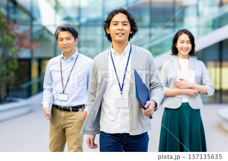 3人のビジネスイメージ 3人のビジネスイメージ 137135635