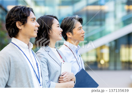 3人のビジネスイメージ 137135639