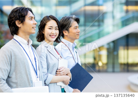 3人のビジネスイメージ 137135640