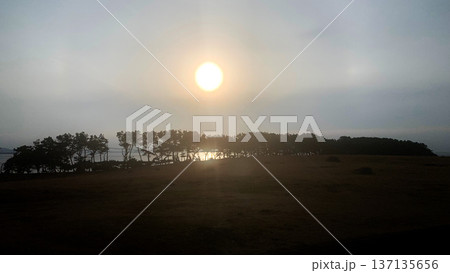波戸岬の浜辺に沈む夕陽 波戸岬の浜辺に沈む夕陽 137135656