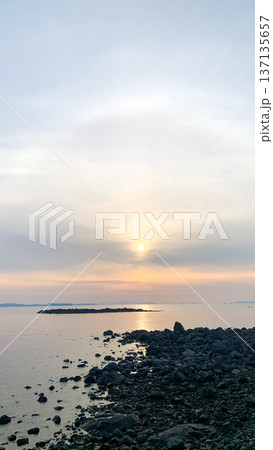 波戸岬の浜辺に沈む夕陽 137135657