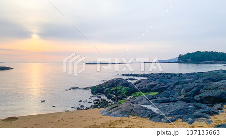 波戸岬の浜辺に沈む夕陽 波戸岬の浜辺に沈む夕陽 137135663