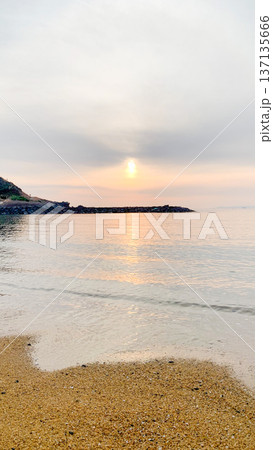 波戸岬の浜辺に沈む夕陽 波戸岬の浜辺に沈む夕陽 137135666
