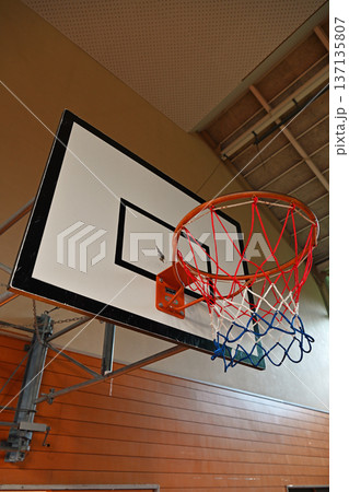 小学校体育館に設置されたバスケットゴール 137135807
