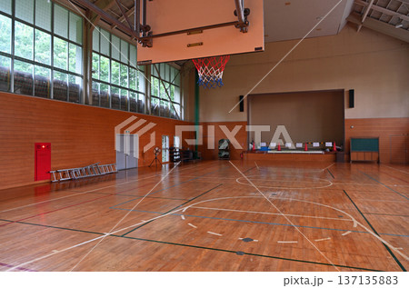 木造壁とバスケットゴールが懐かしい昭和の面影残す小学校体育館風景 木造壁とバスケットゴールが懐かしい昭和の面影残す小学校体育館風景 137135883