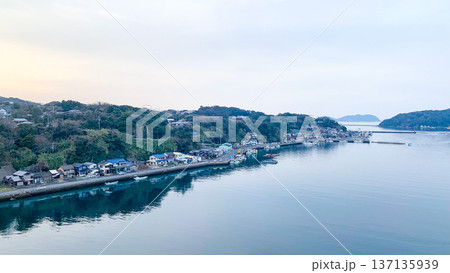 名護屋大橋と港町の風景 137135939