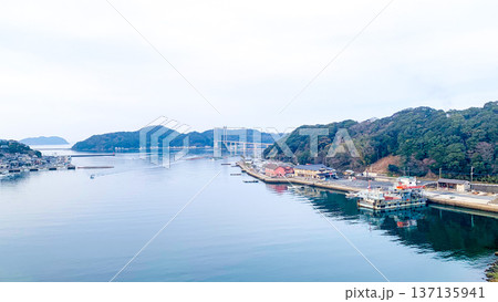 名護屋大橋と港町の風景 137135941