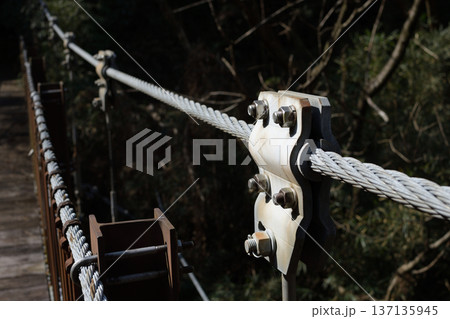 吊り橋ケーブルと金具の力強いクローズアップ04 137135945