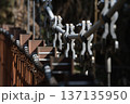 吊り橋ケーブルと金具の力強いクローズアップ09 137135950