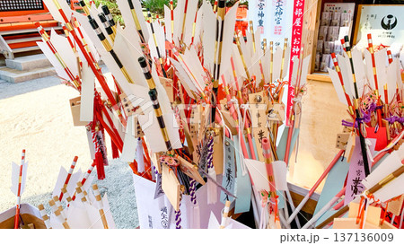 破魔矢が並ぶ神社の風景 137136009