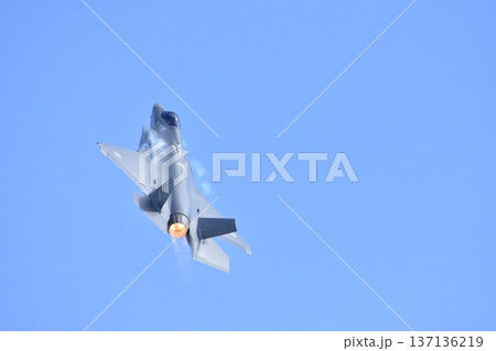 急上昇する戦闘機 急上昇する戦闘機 137136219