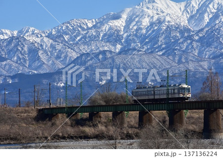 立山連峰と鉄橋を渡る地鉄電車 137136224