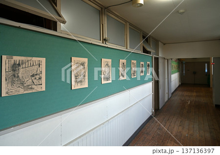 昭和レトロな面影残す廃校校舎内にある長い廊下と児童作品 137136397