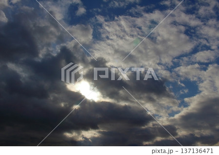 分厚い雲に隠れた太陽 137136471