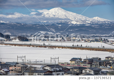 下湯沢駅を出発した電車と出羽富士　鳥海山　秋田県 137136521