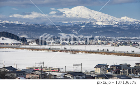 奥羽本線と出羽富士　鳥海山　秋田県 137136578