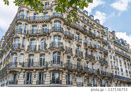 Classic Parisian Building Facade in Paris, France, Showcasing Timeless Architecture 137136755