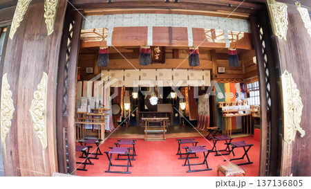 東京、三谷八幡神社の拝殿内部と御神前 137136805