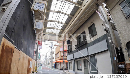 昭和レトロな雰囲気漂う日本の商店街 昭和レトロな雰囲気漂う日本の商店街 137137039