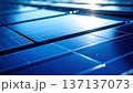 太陽光発電パネルの表面に反射する青空とクリーンエネルギーの未来を象徴する幾何学的なテクスチャ 137137073
