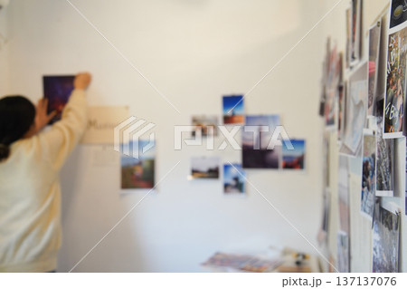 個展の準備をする女性 個展の準備をする女性 137137076