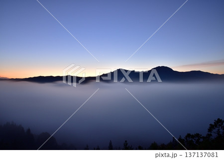浦佐・ヤゴ平林道東屋からの魚沼盆地の雲海 浦佐・ヤゴ平林道東屋からの魚沼盆地の雲海 137137081