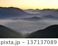潮見峠からの中辺路（熊野古道）の雲海（霧） 137137089